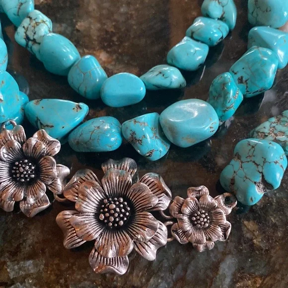 Triple large strands.. Turquoise and sterling, silver, lnecklace🌺